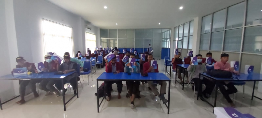Pembagian Tablet kepada seluruh Mahasiswa Pendidikan Agama Islam UNIMUDA Sorong